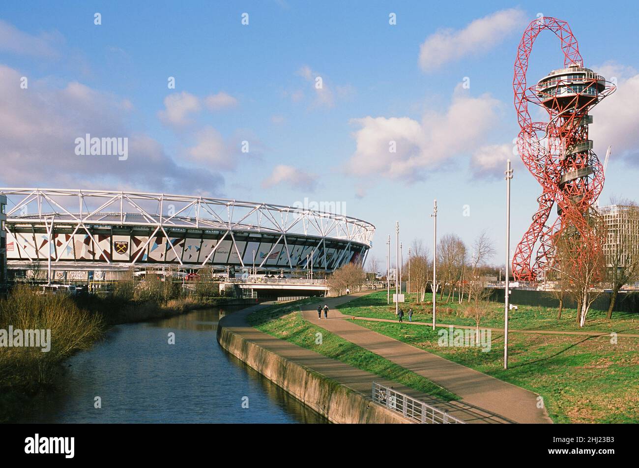 The London Stadium and the ArcelorMittal Orbit in Queen Elizabeth Olympic Park, Stratford, East London UK Stock Photo