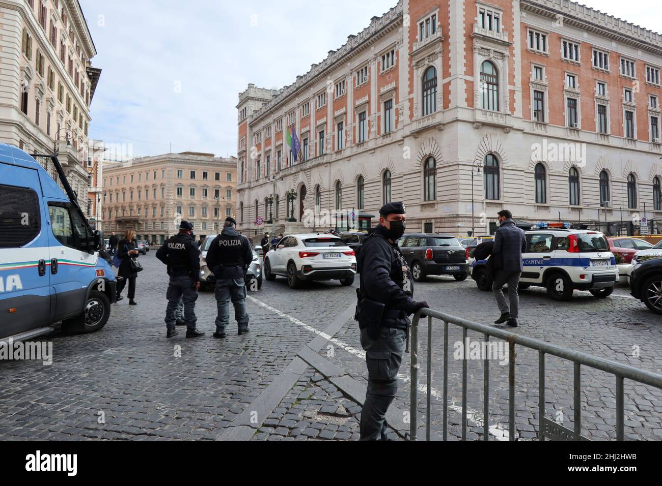 Rome, Italy. 26th Jan, 2022. Police Forces patrol Palazzo Chigi, the residence of the Prime Minister of the Italian Republic, in Rome, Italy, on January 26, 2022, as Members of the Italian Parliament vote to elect the new President of Italian Republic. The favorite candidates are the Prime Minister Mario Draghi and the incumbent President Sergio Mattarella. (Photo by Elisa Gestri/Sipa USA) Credit: Sipa USA/Alamy Live News Stock Photo