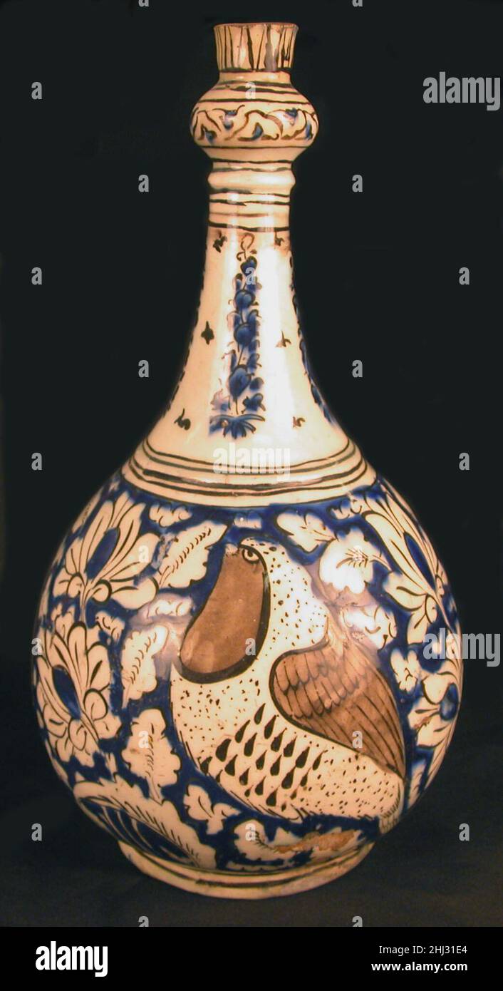 Chinese porcelain vessels hi-res stock photography and images - Alamy