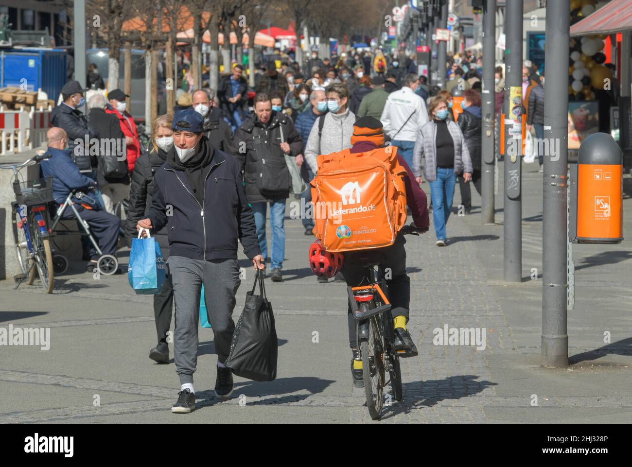 Street scene, shopping street, people with face masks, Wilmersdorfer