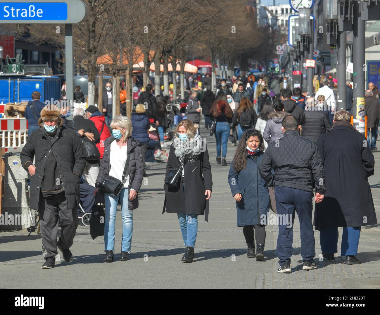 Street scene, shopping street, people with face masks, Wilmersdorfer