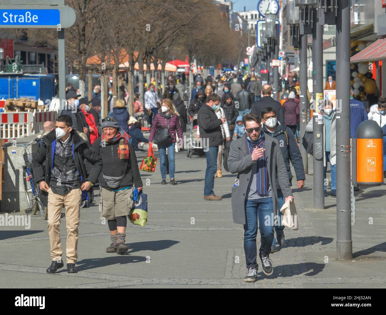 Street scene, shopping street, people with face masks, Wilmersdorfer