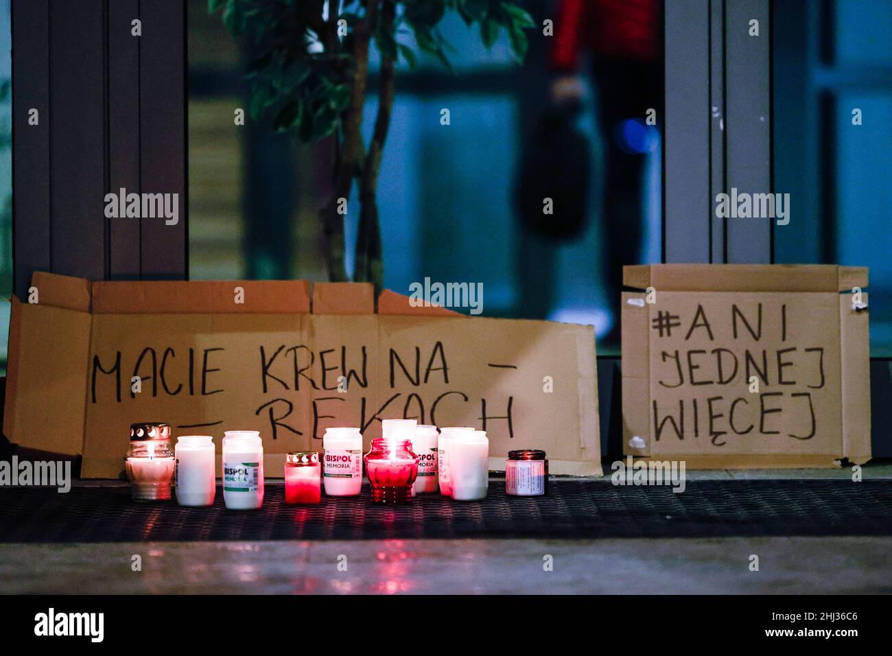 Wroclaw, Wroclaw, Poland. 26th Jan, 2022. The residents of WrocÅ‚aw gathered in front of the PIS headquarters in WrocÅ‚aw, lighting candles after another victim of the Polish Anti-Abortion Act died on January 25, 2022 in CzÄ™stochowa. Agnieszka, 37, mother of three pregnant twins, died in the hospital due to inactivity of doctors who, following the pseudoTK sentence, waited for each of the fetuses to die. (Credit Image: © Krzysztof Zatycki/ZUMA Press Wire) Credit: ZUMA Press, Inc./Alamy Live News Stock Photo