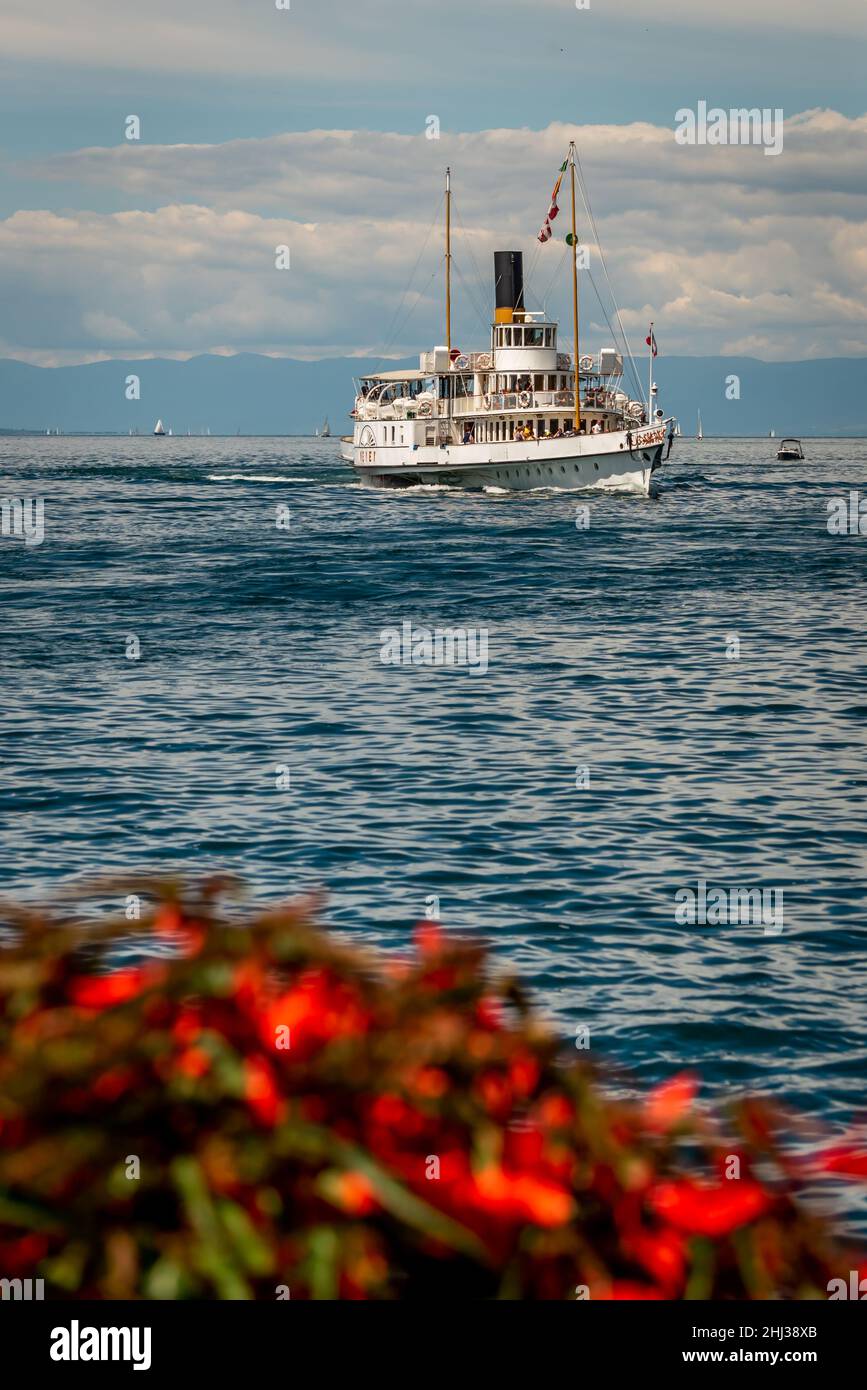 Tourism boat on lake geneva hi-res stock photography and images - Alamy