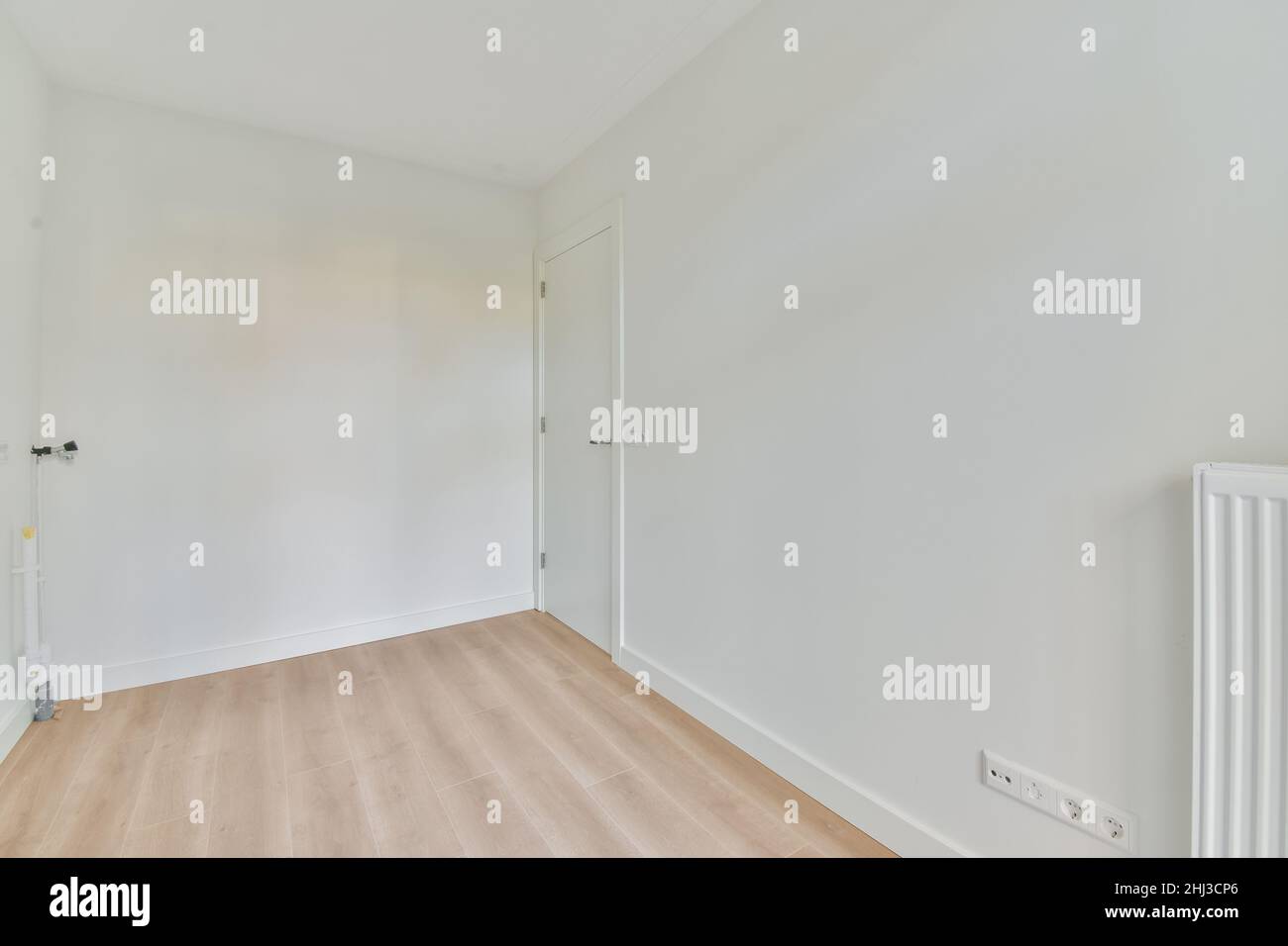 An empty bright room with white door and walls Stock Photo - Alamy