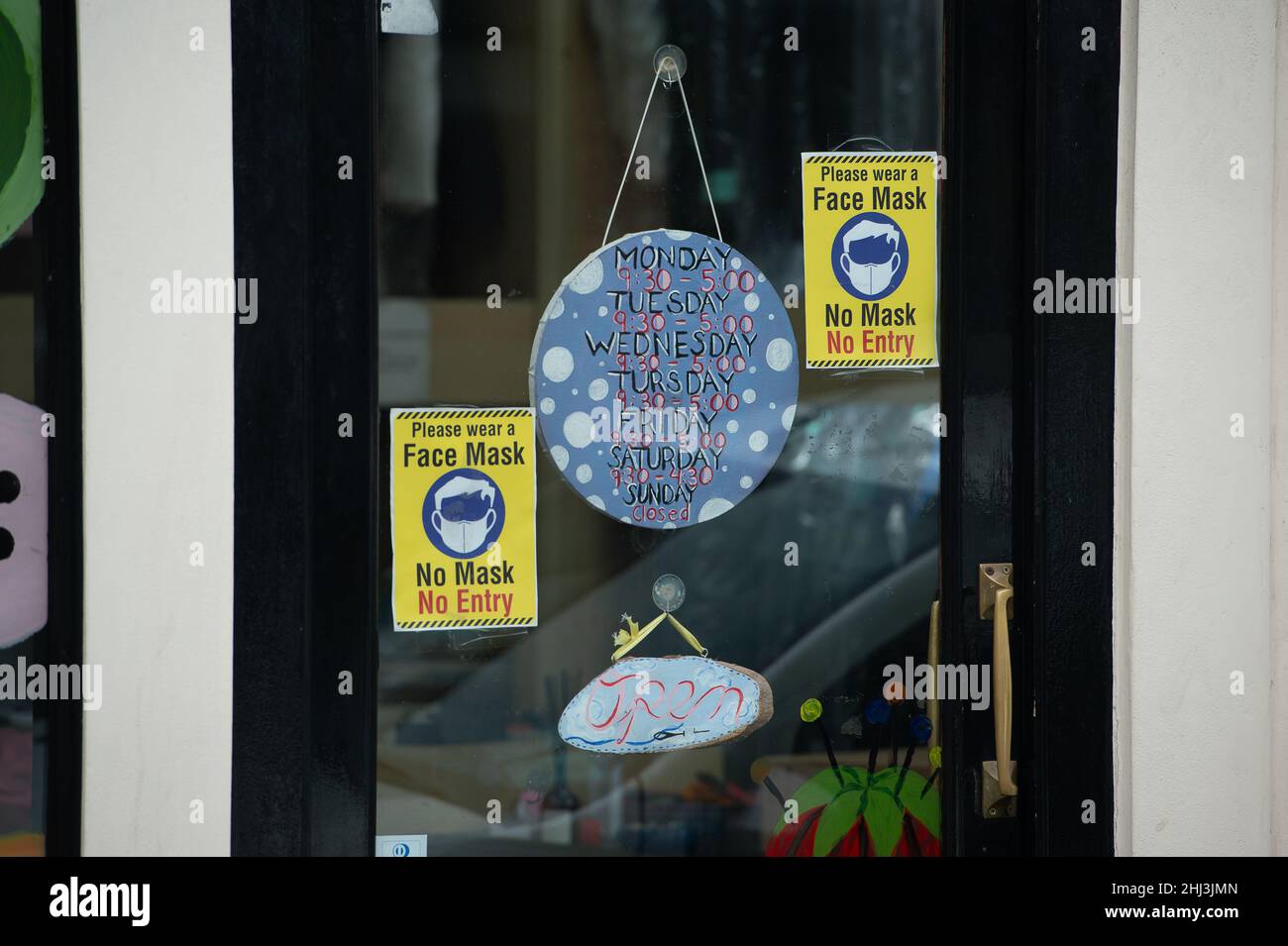 StainesuponThames, Surrey, UK. 26th January, 2022. No mask no entry