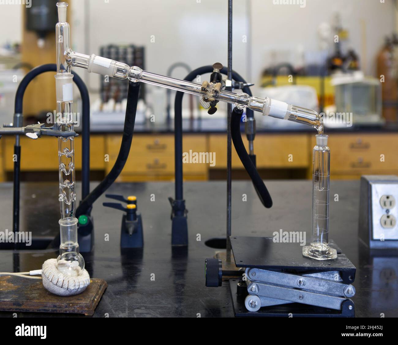 https://c8.alamy.com/comp/2HJ452J/chemical-distillation-setup-2HJ452J.jpg