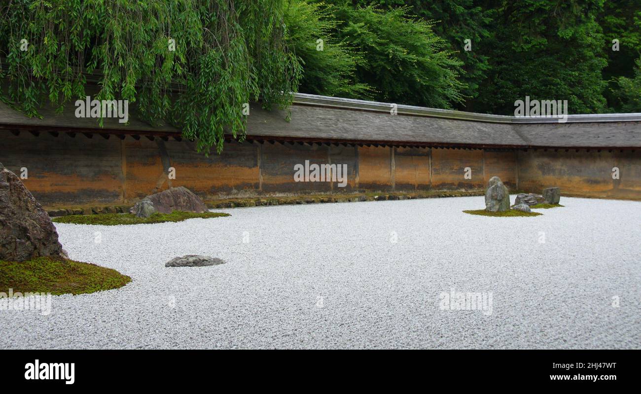 Zen garden in Kyoto (Ryoanji Stock Photo Alamy