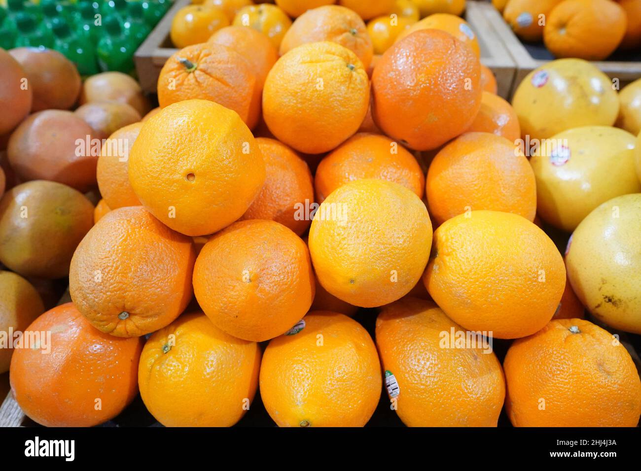 Ladue, United States. 26th Jan, 2022. Bright, plump oranges sit for sale at Schnucks Markets in Ladue, Missouri on Wednesday, January 26, 2022. The U.S. Department of Agriculture warned orange growers may see a low crop yield this year because of the Citrus Greening Diseases. Infected trees bear fruit that are smaller, higher in acidity and lower in sugar. Officials say this years crop could be one of the worst seasons since World War II. Photo by Bill Greenblatt/UPI Credit: UPI/Alamy Live News Stock Photo