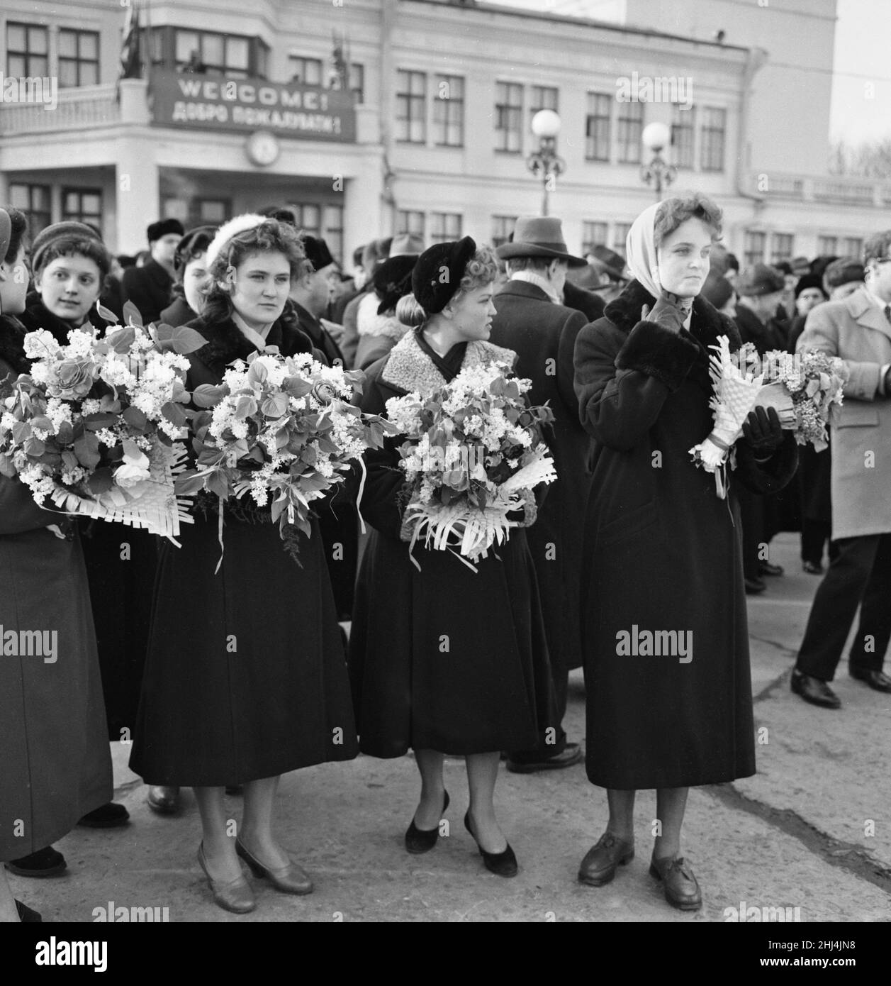 Official greeters at Moscow airport await the arrival of British Prime Minister Harold MacMillan at the start of a visit to Russia in which he will have talks with Mr Kruschev. February 1959 L1391 Stock Photo