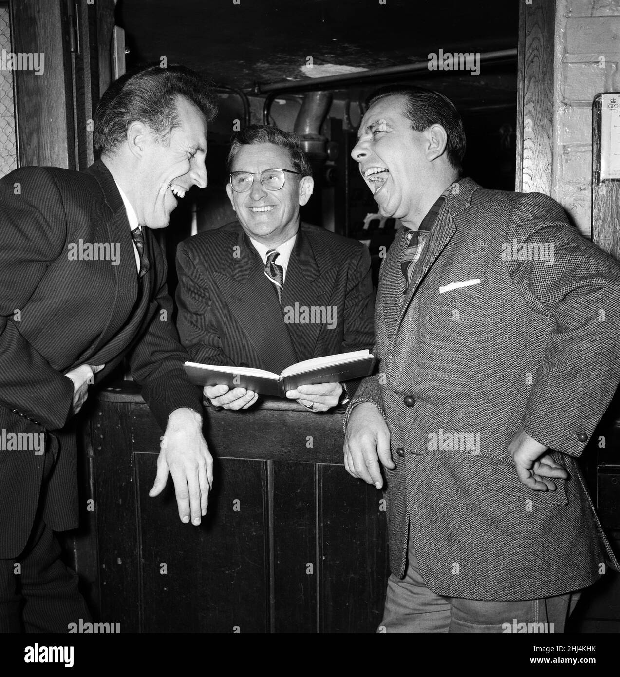 Bruce Forsyth (left) and Norman Wisdom (right) having a laugh and joke with the doorkeeper of the Sunday Night at the Palladium show, George Cooper. 29th November 1959. Stock Photo