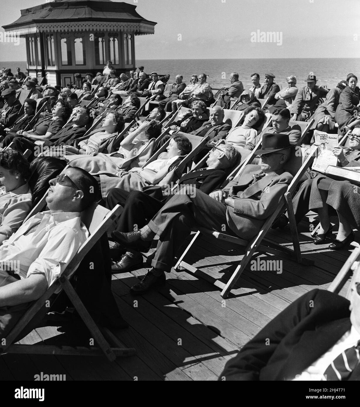 1950s beach scene sun hi-res stock photography and images - Alamy