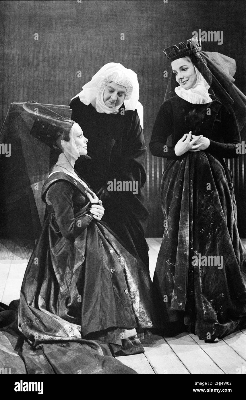 Rehearsals for 'Richard III' at the Royal Shakespeare Theatre, Stratford-upon-Avon. Lady Anne (Jill Dixon) Queen Elizabeth (Elizabeth Sellers) and the Duchess of York (Esme Church).  22nd May 1961. Stock Photo