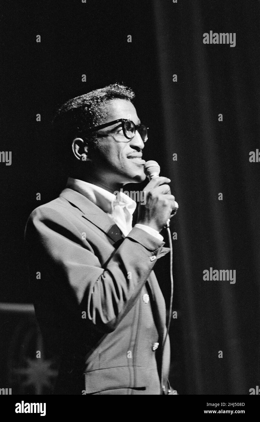 Sammy Davis Junior sings at The Royal Variety Show held in the presence of her Her Majesty Queen Elizabeth II and His Royal Highness The Duke of Edinburgh. The show was at The Victoria Palace Theatre in London . Other stars on the bill were Nat King Cole, Liberace, Cliff Richard, The Shadows, Adam Faith, Lonnie Donegan, Benny Hill, Max Bygraves, The Crazy Gang featuring Bob Monkhouse, Frankie Howerd, Jimmy Edwards and Charlie Drake and Harry Worth, amongst other stars of the day.  This 1960 Royal Variety Performance was the first to be show on television.  Picture taken 16th May 1960 Stock Photo