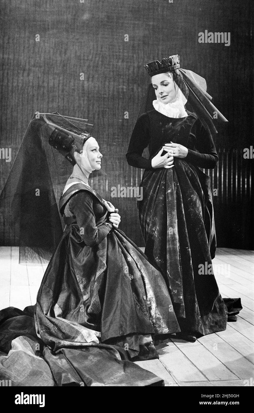 Rehearsals for 'Richard III' at the Royal Shakespeare Theatre, Stratford-upon-Avon. Lady Anne (Jill Dixon) and Queen Elizabeth (Elizabeth Sellars).  22nd May 1961. Stock Photo