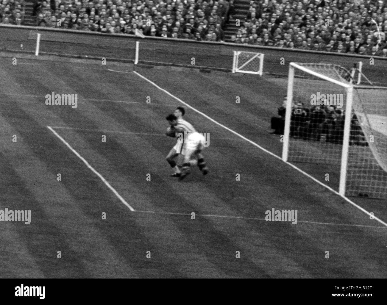 Aston Villa 2-1 Manchester United, FA Cup Final 1957, Wembley Stadium, Saturday 4th May 1957. The final was marred by a collision after only six minutes between Villa forward Peter McParland and United goalkeeper Ray Wood, which left Wood unconscious with a broken cheekbone. Stock Photo