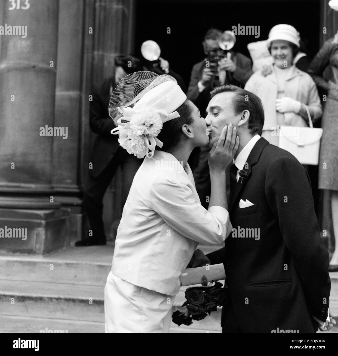 Shirley Bassey, 24, marries film director Kenneth Hume, 35, at Paddington Register Office. 8th June 1961. Stock Photo