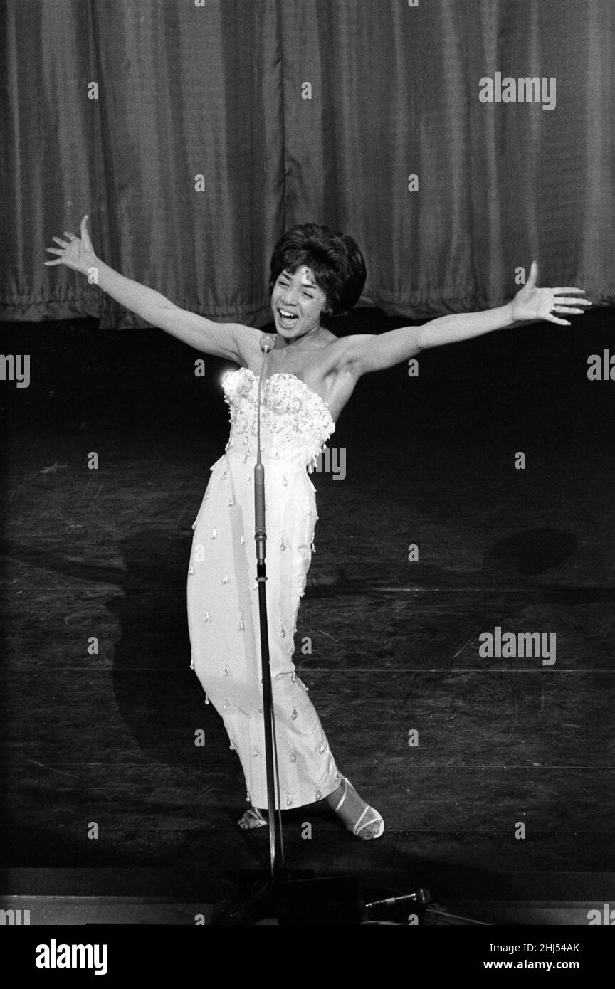Shirley bassey 1960s hi-res stock photography and images - Alamy