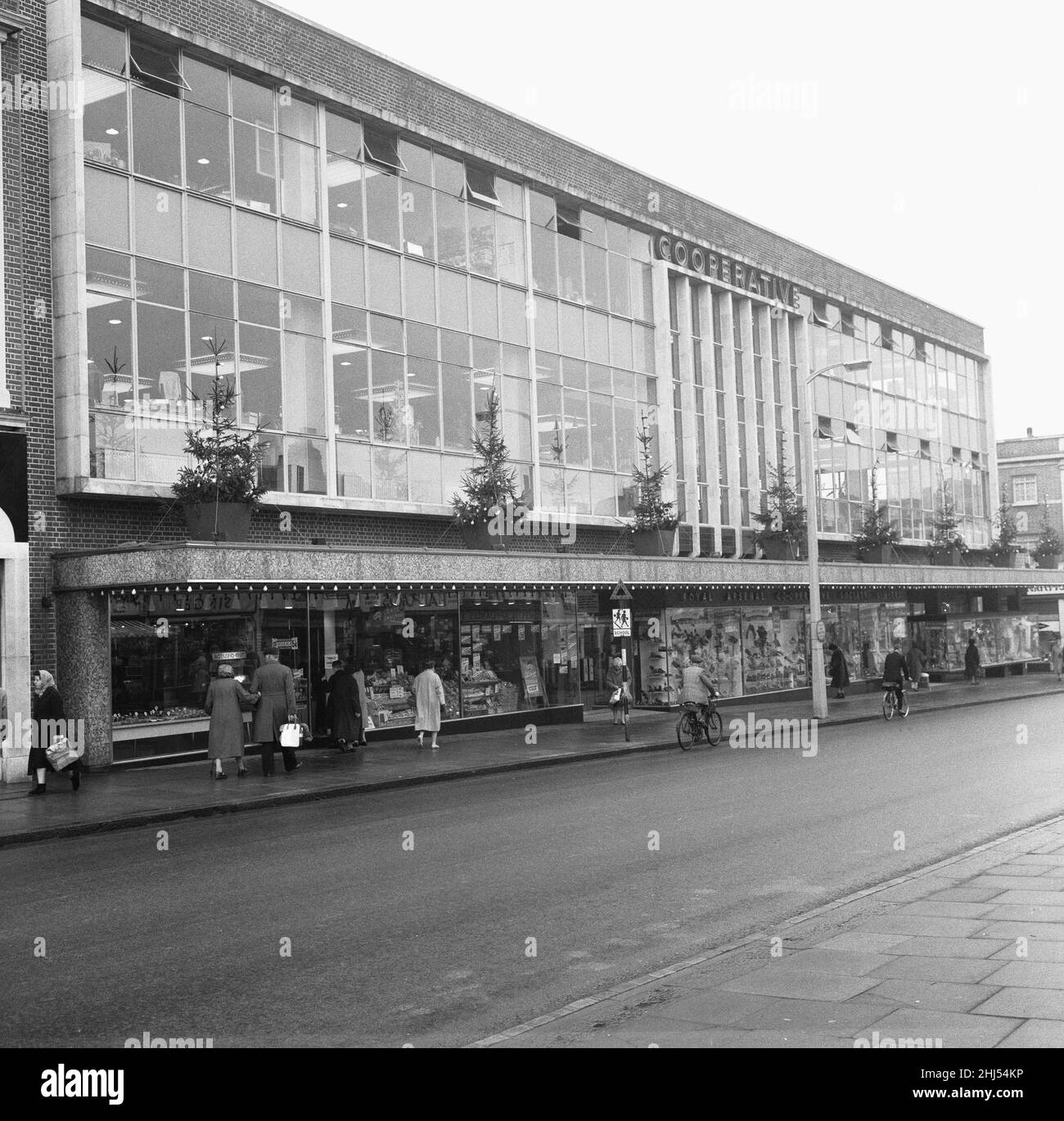 christmas-shopping-london-supermarket-black-and-white-stock-photos