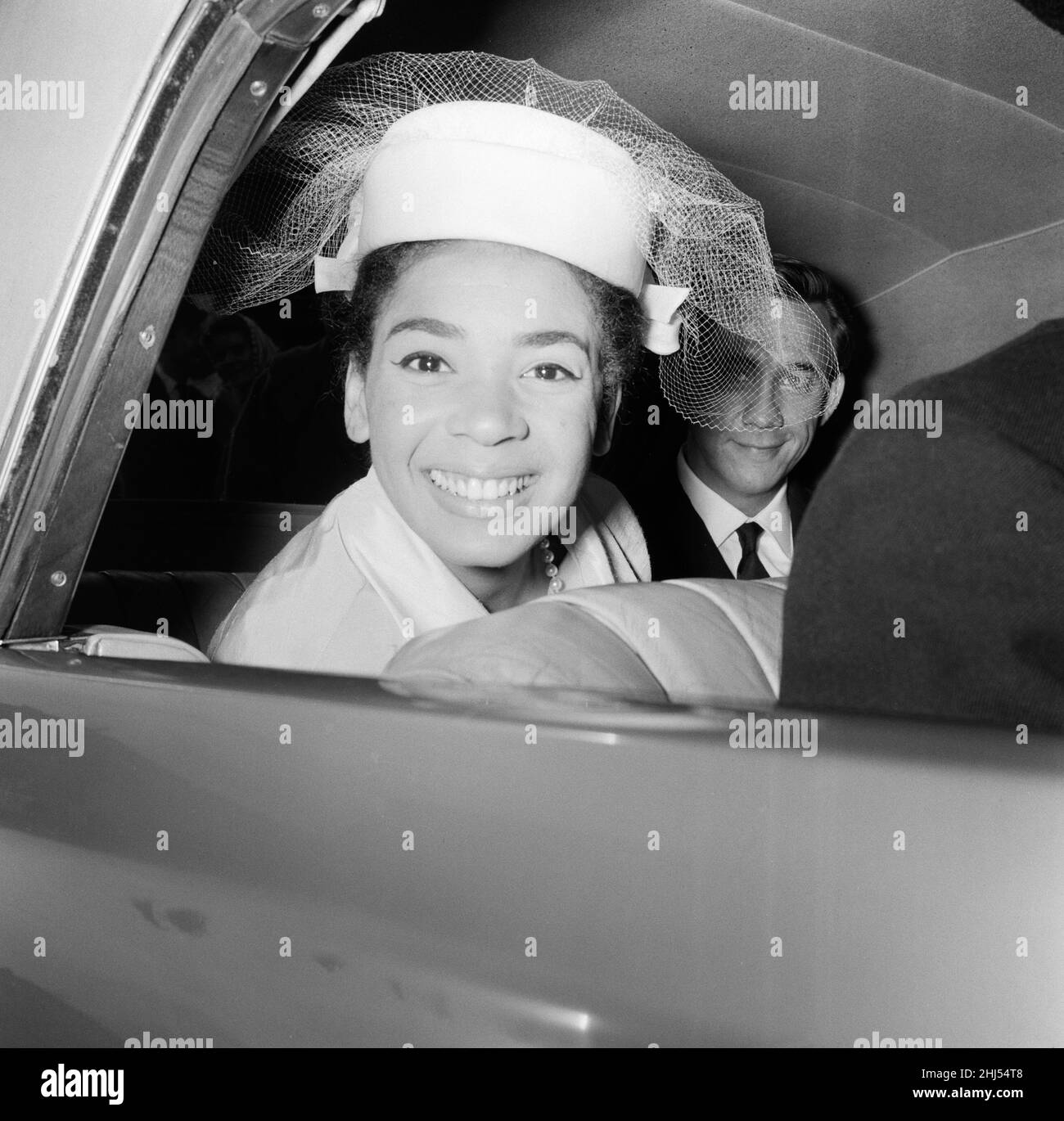 Shirley Bassey, 24, marries film director Kenneth Hume, 35, at Paddington Register Office. The Bridge and Groom after the ceremony. 8th June 1961. Stock Photo