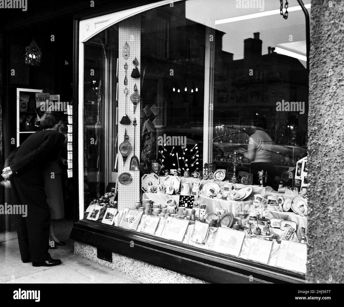 A couple looking in the window of The Old Tudor House Gift and Souvenir Shop. Stratford-upon-Avon, Warwickshire. 6th April 1959. Stock Photo
