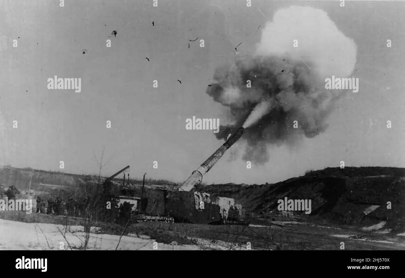 A German railway gun firing during WW2 Stock Photo