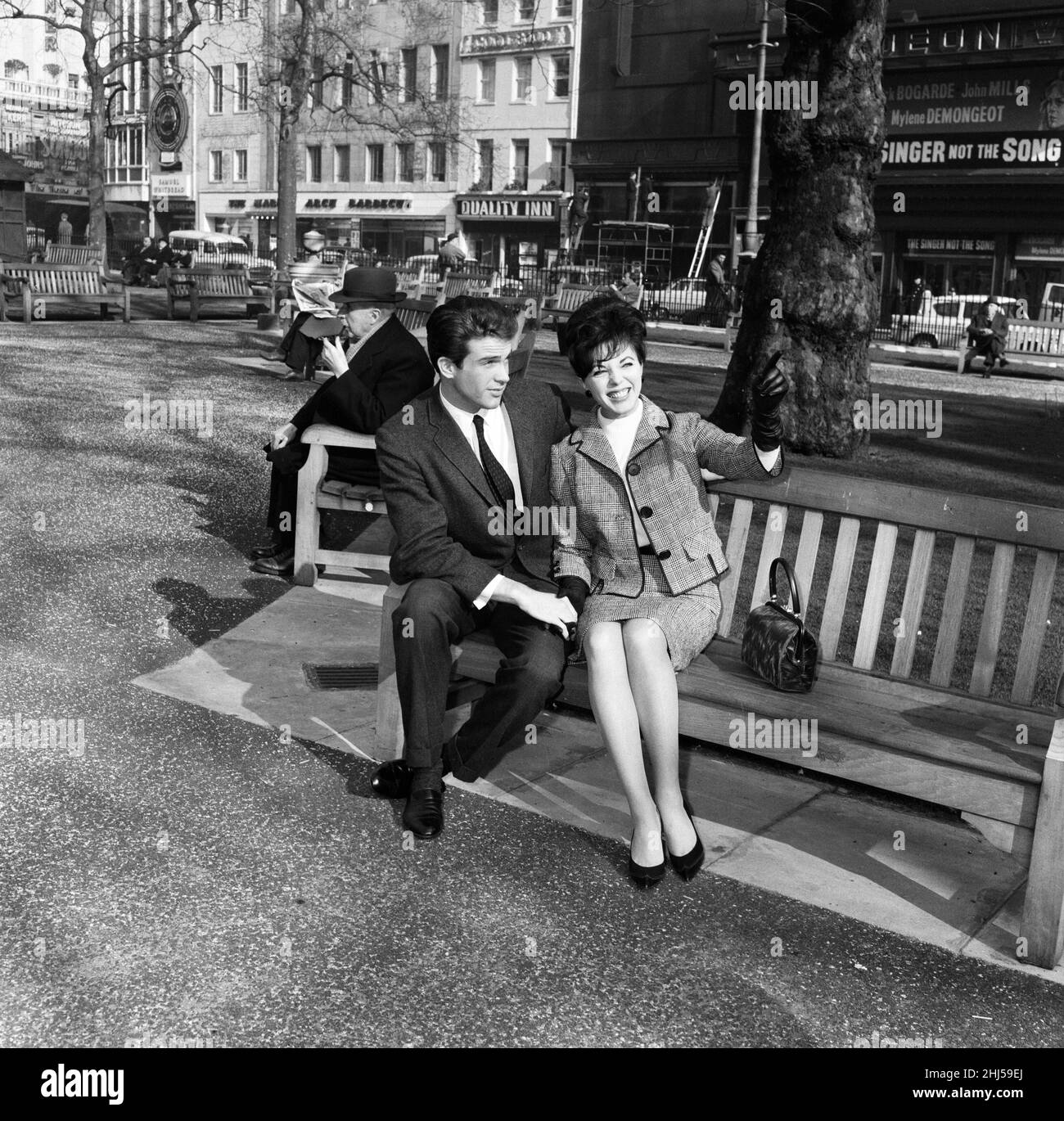 The rehearsal took place this morning for the Royal film performance that will take place on Monday evening in front of members of the Royal Family at the Odeon, Leicester Square. Warren Beatty and Joan Collins relaxing during rehearsals. 19th February 1961. Stock Photo