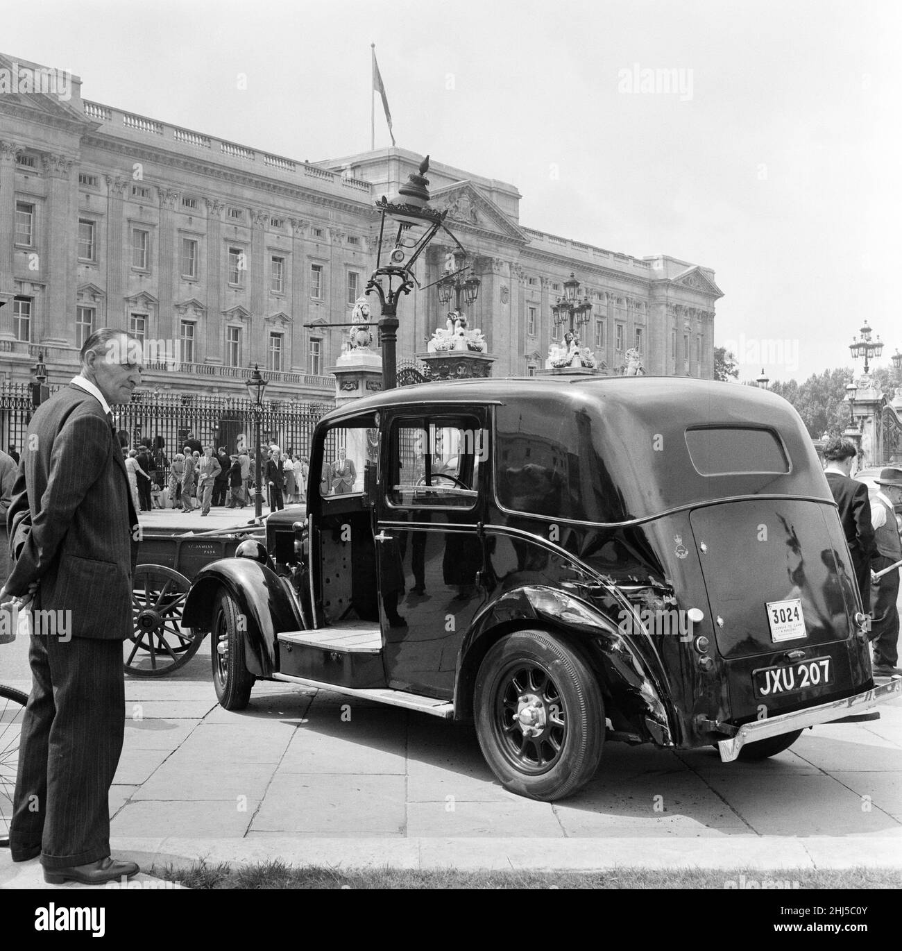 A taxi going on the roundabout of Buckingham Palace skidded and landed on the pavement against the lamp post. 17th July 1956. Stock Photo