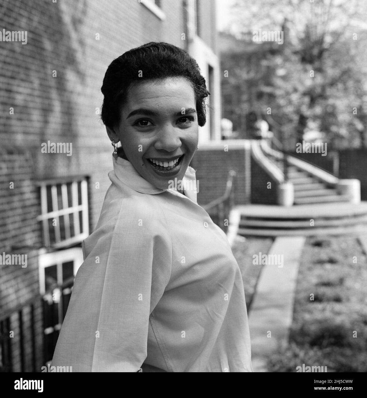 Shirley Bassey rehearsing for ITV's Frankie Howerd Show at ITV rehearsal studios in Sharpe House. She is rehearsing the song of 'If I had a needle and thread'. May 1957. Stock Photo