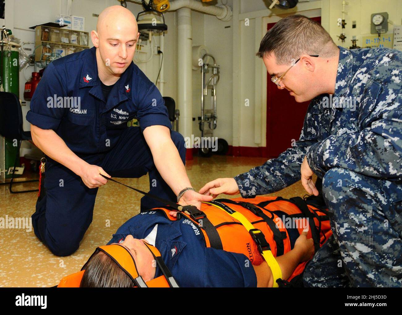 Stretcherbearer training aboard USS Bataan Stock Photo Alamy