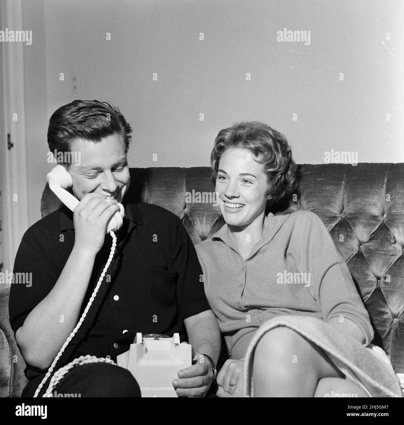 Julie Andrews and her husband Tony Walton. 30th June 1959 Stock Photo