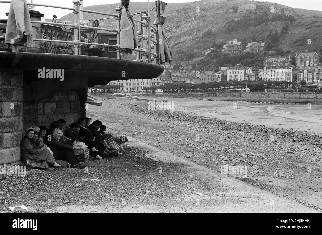 Llandudno, a seaside town in Conwy County Borough, Wales. Holiday makers taking shelter from the bad weather. 16th July 1958. Stock Photo