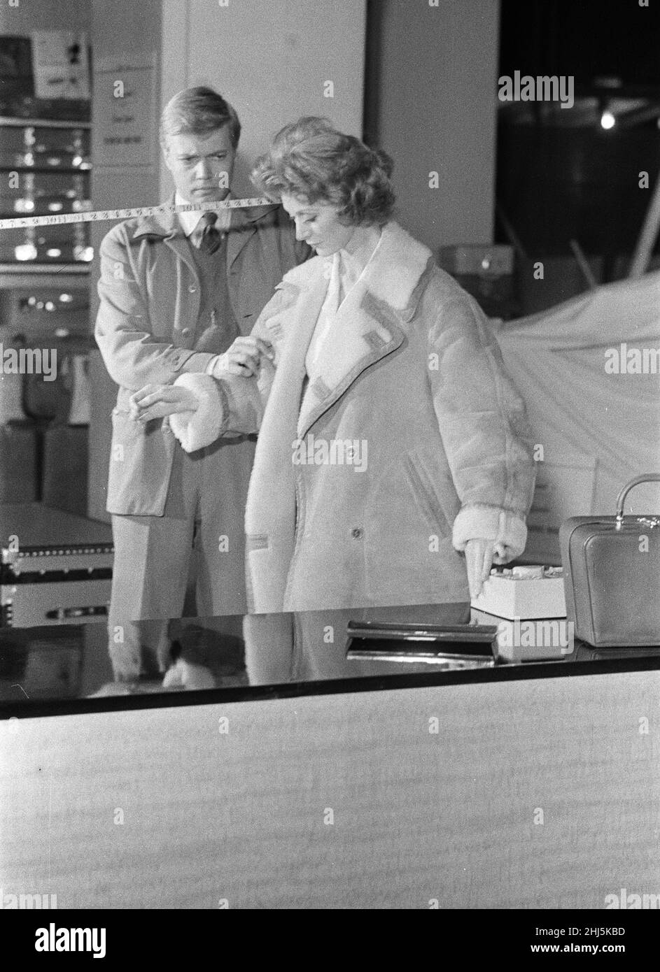 1960 Film Peeping Tom, behind the scenes filming at Pinewood Studios, Buckinghamshire, Monday 30th November 1959. Peeping Tom, a psychological horror thriller film directed by Michael Powell. At the time, the film harsh reception by critics, but has since been re-evaluated and is now widely considered a masterpiece of  British cinema.   Our Picture Shows ... Moira Shearer who plays the character Vivian. Stock Photo