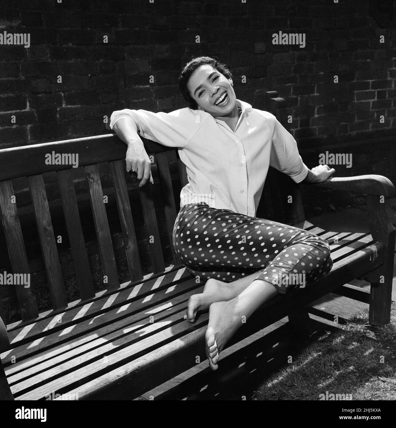 Shirley Bassey rehearsing for ITV's Frankie Howerd Show at ITV rehearsal studios in Sharpe House. She is rehearsing the song of 'If I had a needle and thread'. May 1957. Stock Photo