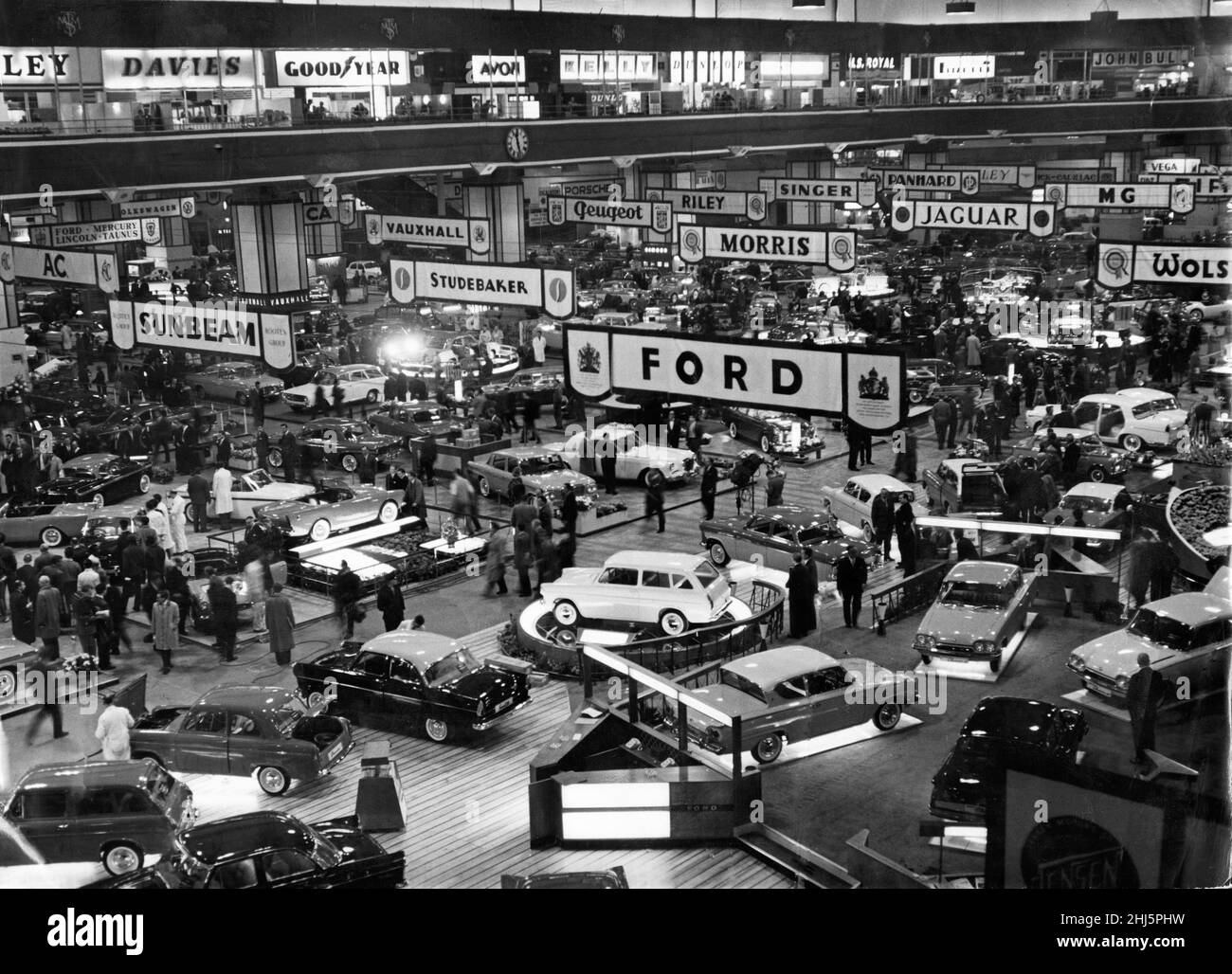 The Motor Show, 1961 at Earls Court, London, The 1961 Motor Show saw the Humber Super Snipe Series III and Lea-Francis Lynx launched, Picture taken 17th October 1961 Stock Photo