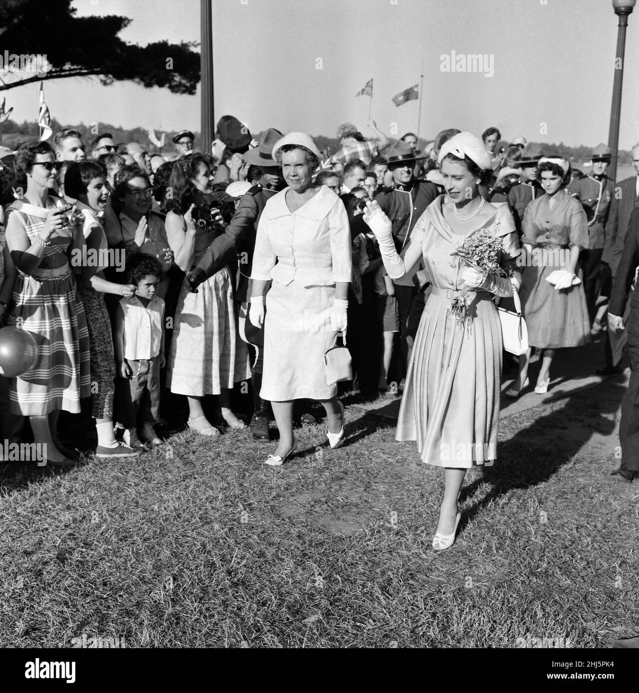 Queen Elizabeth II during the Royal tour of Canada. The Queen walks among the crowds of holidaymakers at Parry Sound on Georgian Bay, Ontario, Canada. 4th July 1959. Stock Photo