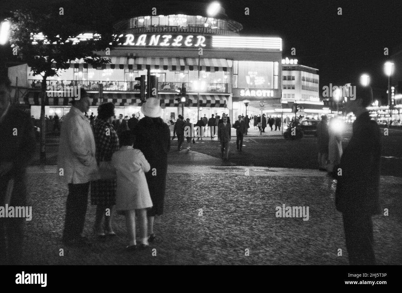 Scenes in West Berlin, West Germany showing daily life continuing as normal soon after the start of the construction of the Berlin Wall.18th August 1961. Stock Photo