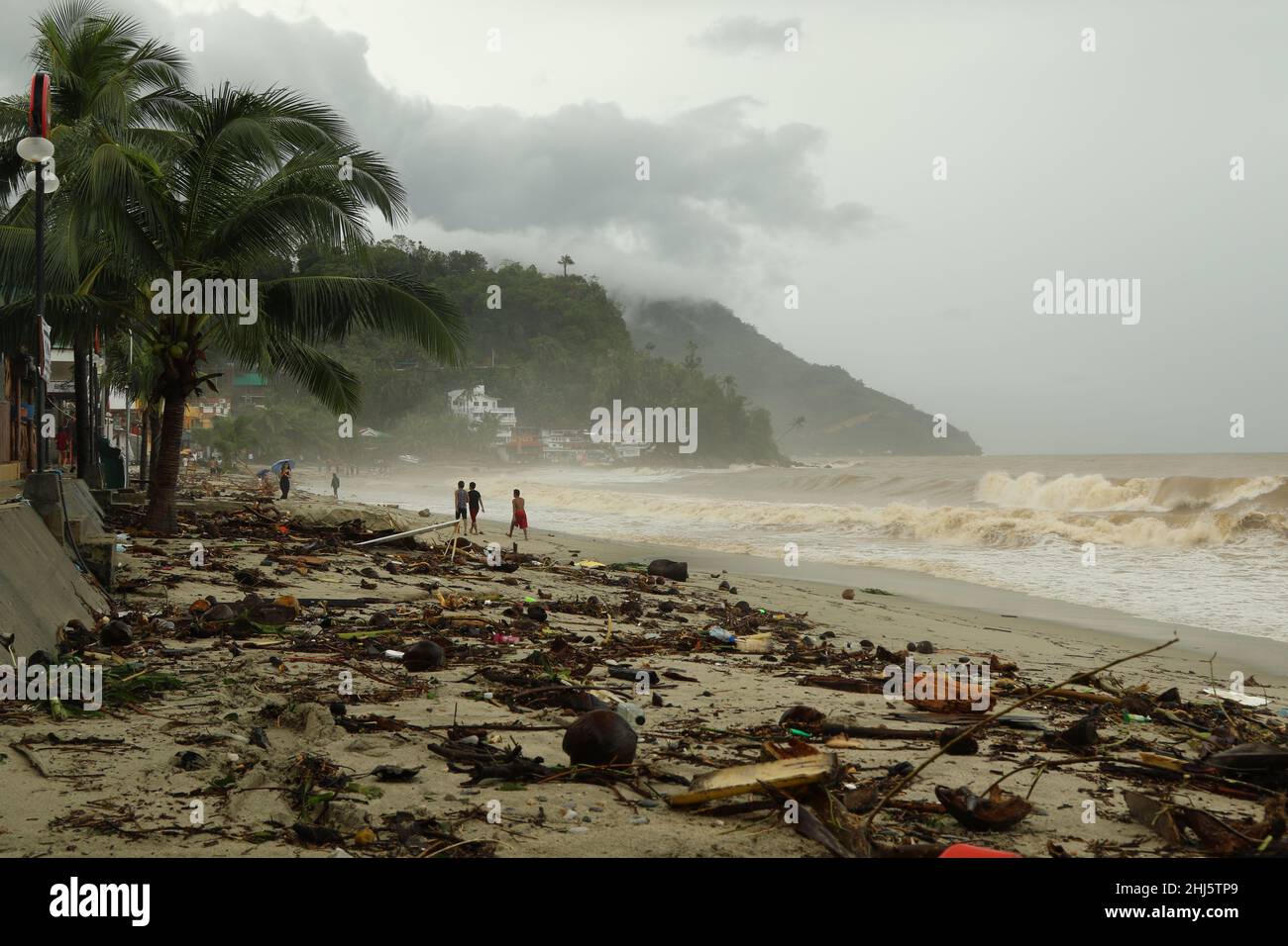 Trash and debris on the beach after the storm Stock Photo - Alamy