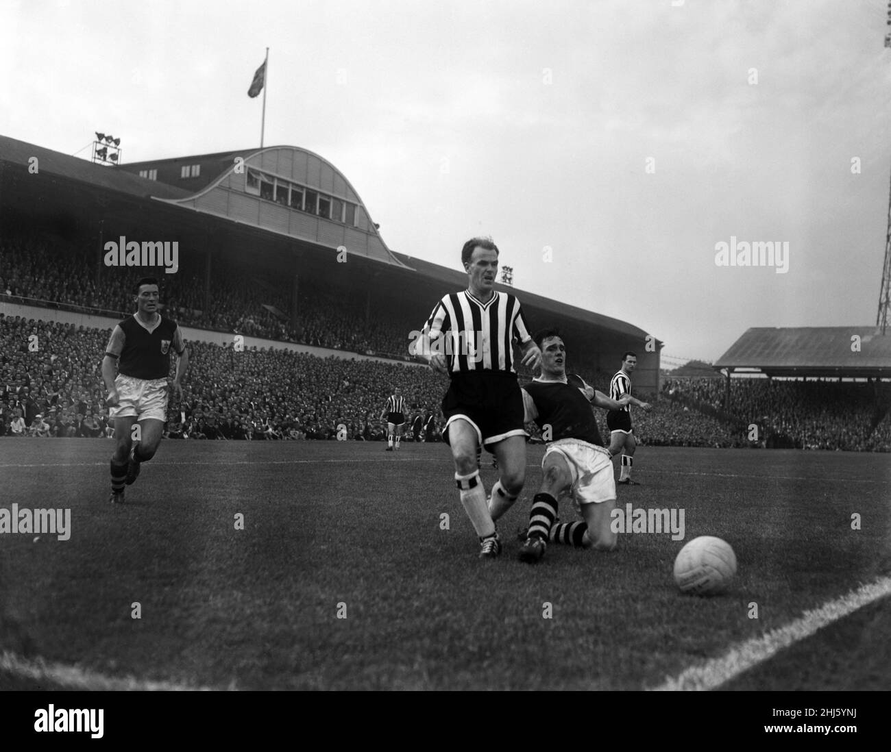 Newcastle United v Burnley, Newcastle's Alf McMichael. 27th August 1960. Stock Photo
