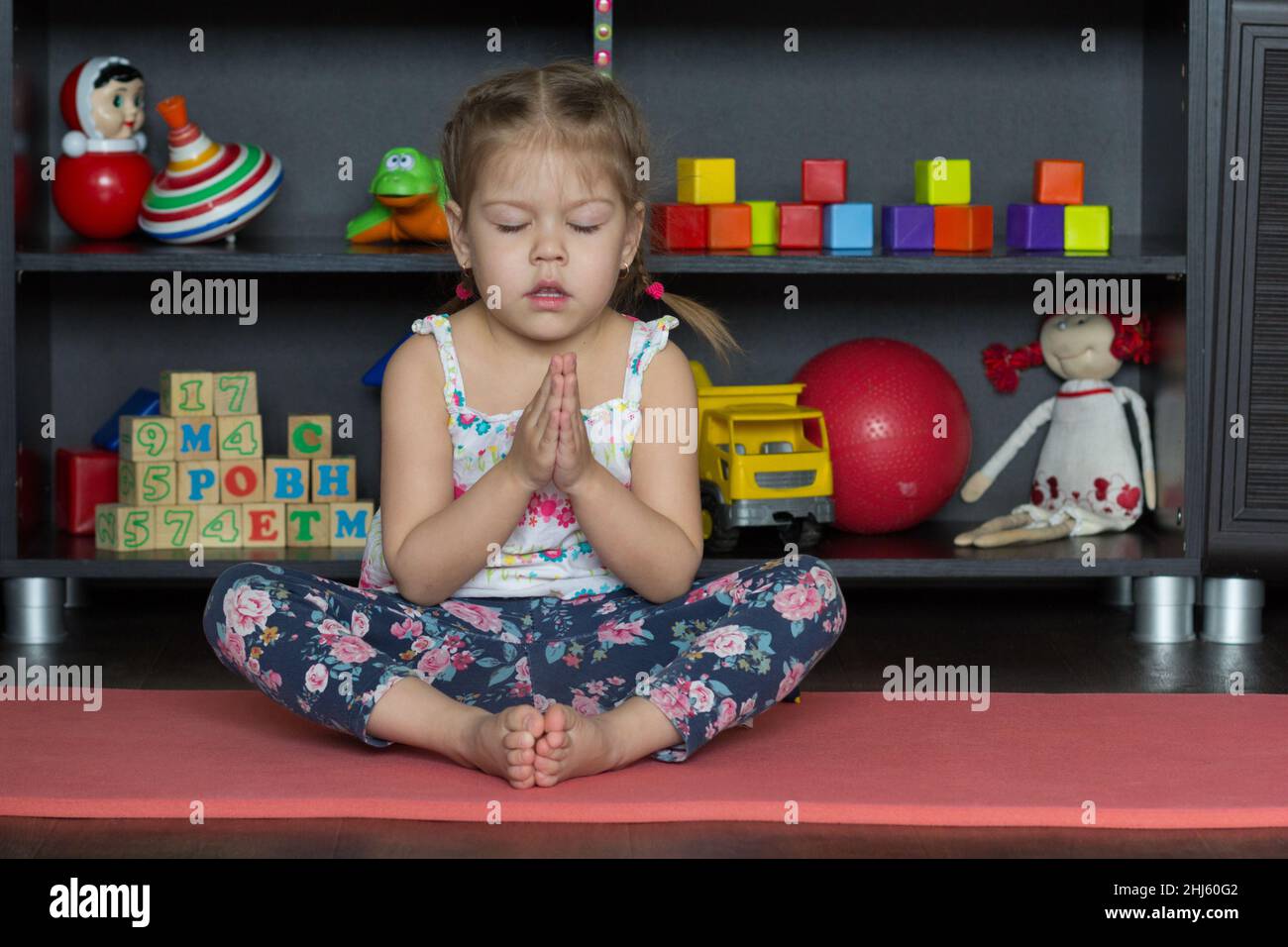 Little girl barefoot hi-res stock photography and images - Page 20 - Alamy