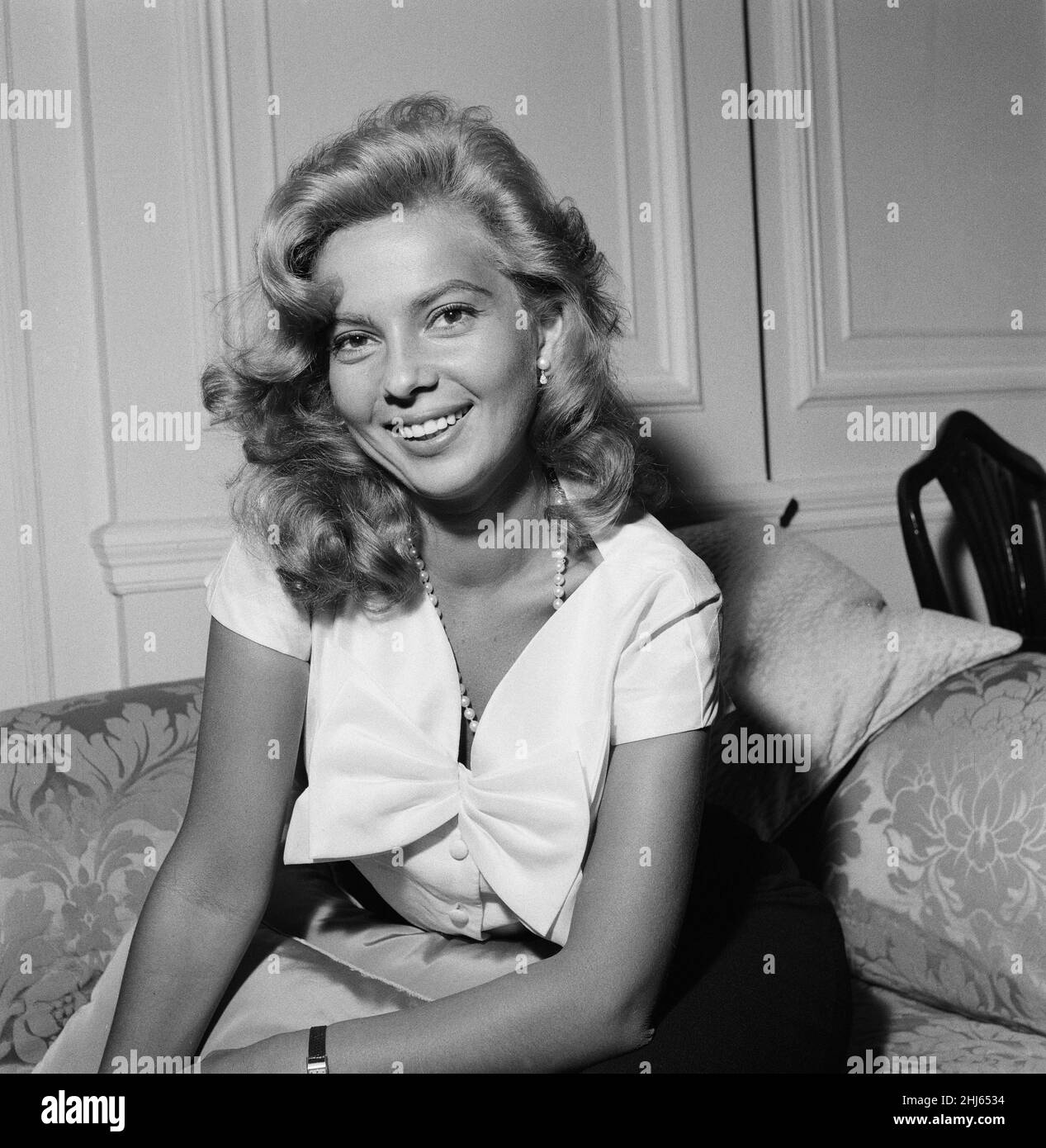 Abbe Lane, American singer and actress, in the UK to make a film for  television, photocall, hotel, London, Thursday 6th August 1959 Stock Photo  - Alamy