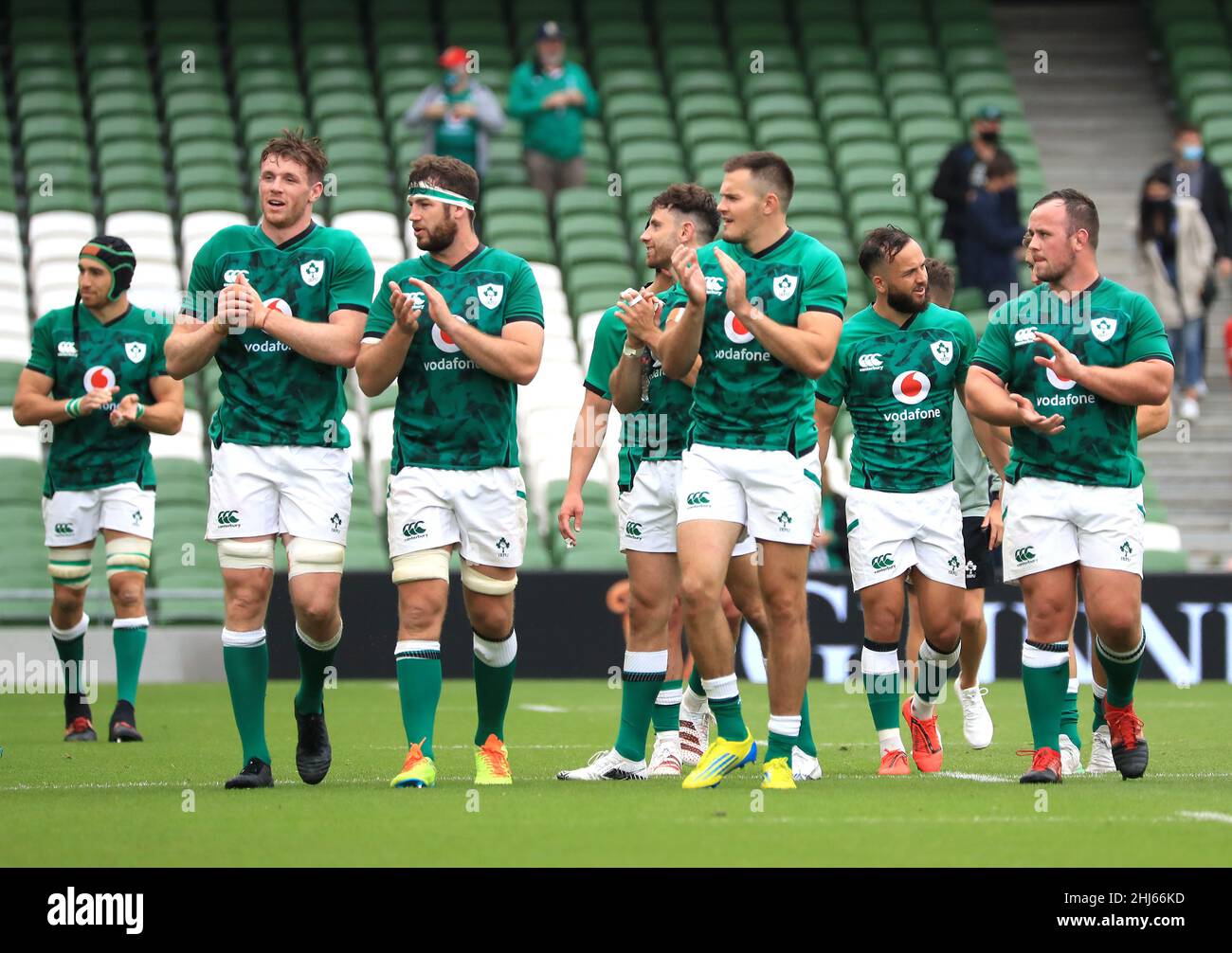 File photo dated 03-07-2021 of Ireland players applaud the fans. Andy Farrell wants in-form Ireland to “push new boundaries” during their quest for Guinness Six Nations glory. The Irish go into the championship bidding to build on the exciting brand of attacking rugby which brought convincing autumn victories over Japan, New Zealand and Argentina. Picture date: Saturday July 3, 2021. Issue date: Thursday January 27, 2022. Stock Photo