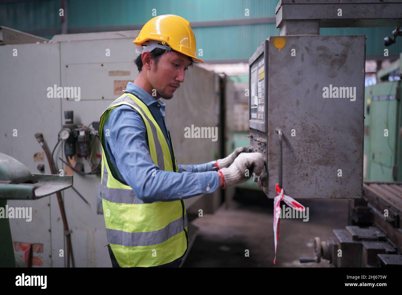 Operator Inspector Experienced male quality control inspector hi-res stock photography and ...
