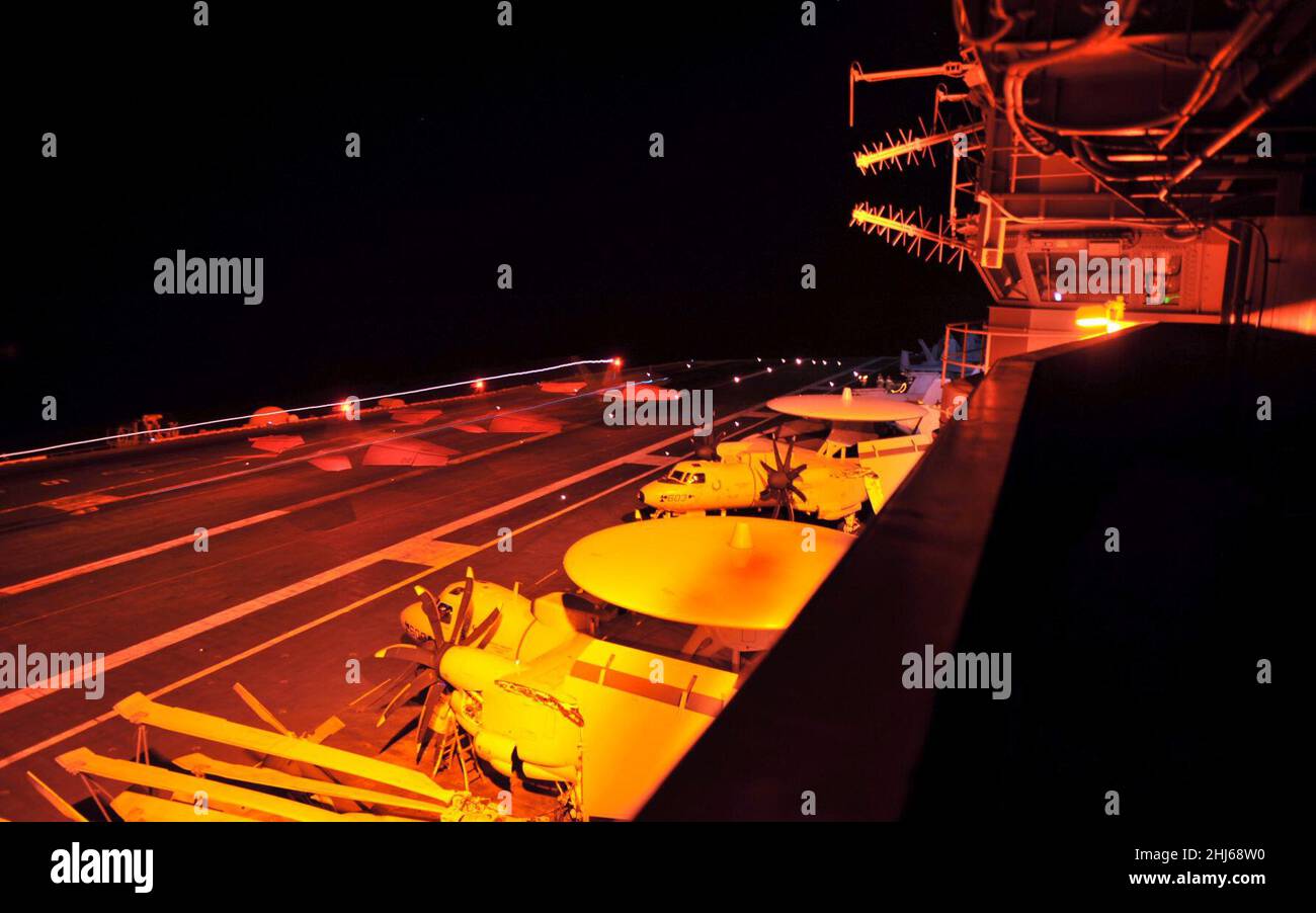 Super hornet lands on hi res stock photography and images Alamy