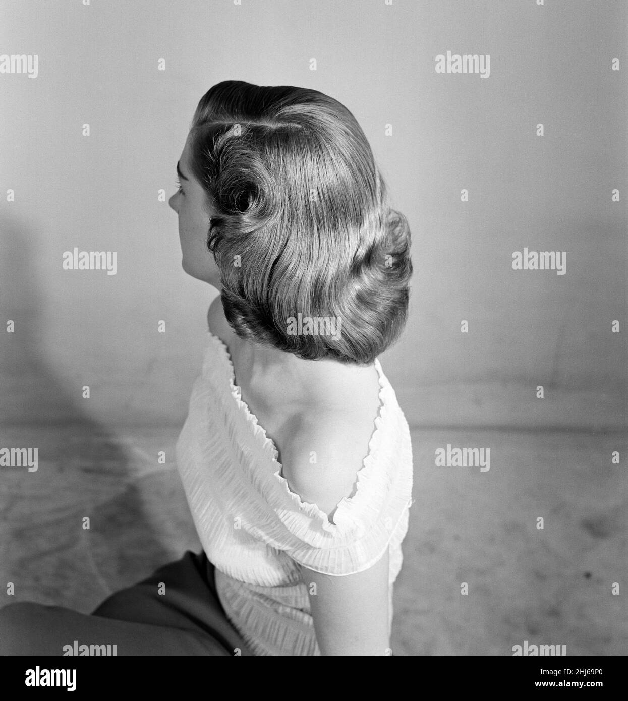Model Pam Felstead, who is modelling hairstyles for the Daily Mirror. 18th June 1957. Stock Photo