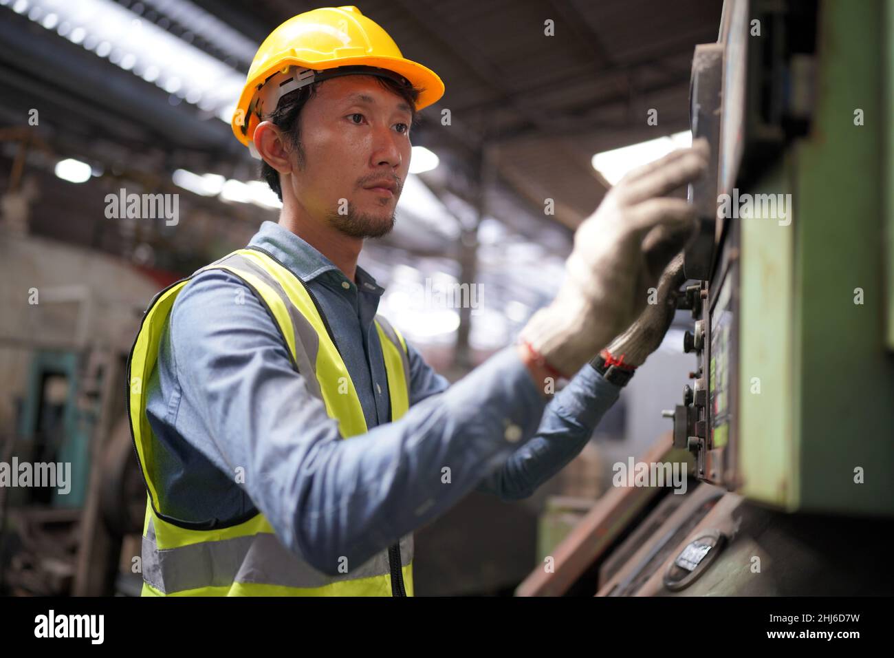 Man working on lathe hi-res stock photography and images - Alamy