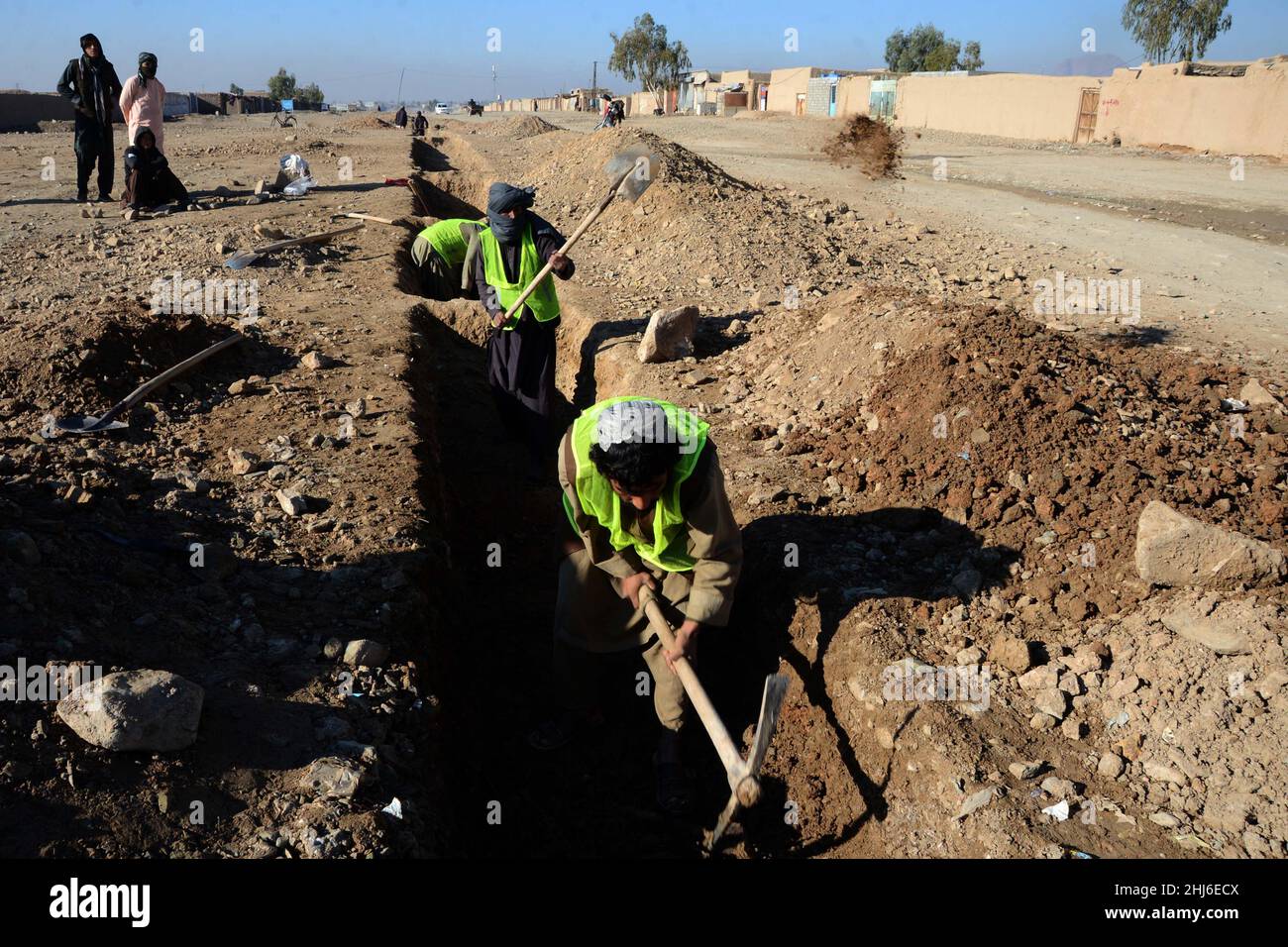 (220127) KANDAHAR, Jan. 27, 2022 (Xinhua) People work on a
