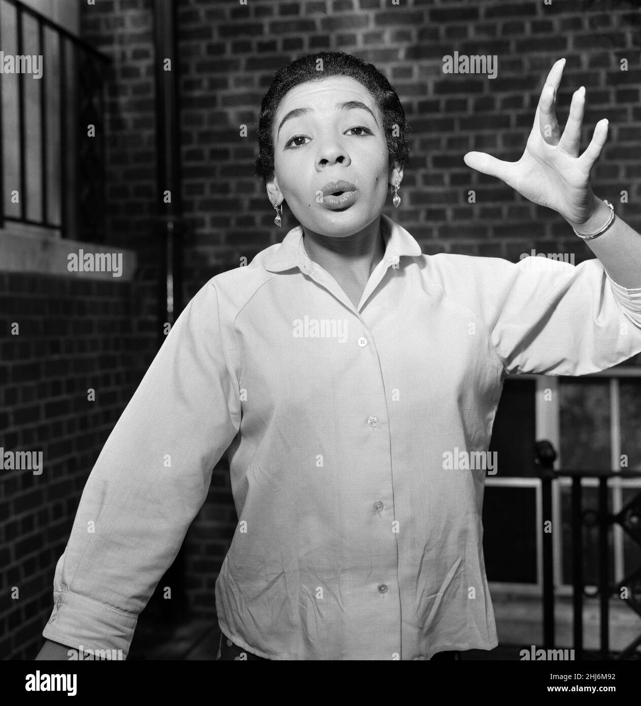 Shirley Bassey rehearsing for ITV's Frankie Howerd Show at ITV rehearsal studios in Sharpe House. She is rehearsing the song of 'If I had a needle and thread'. May 1957. Stock Photo