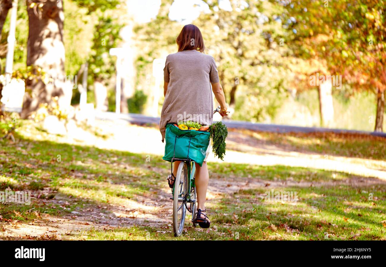 Woman standing outside a grocery store hi-res stock photography and ...