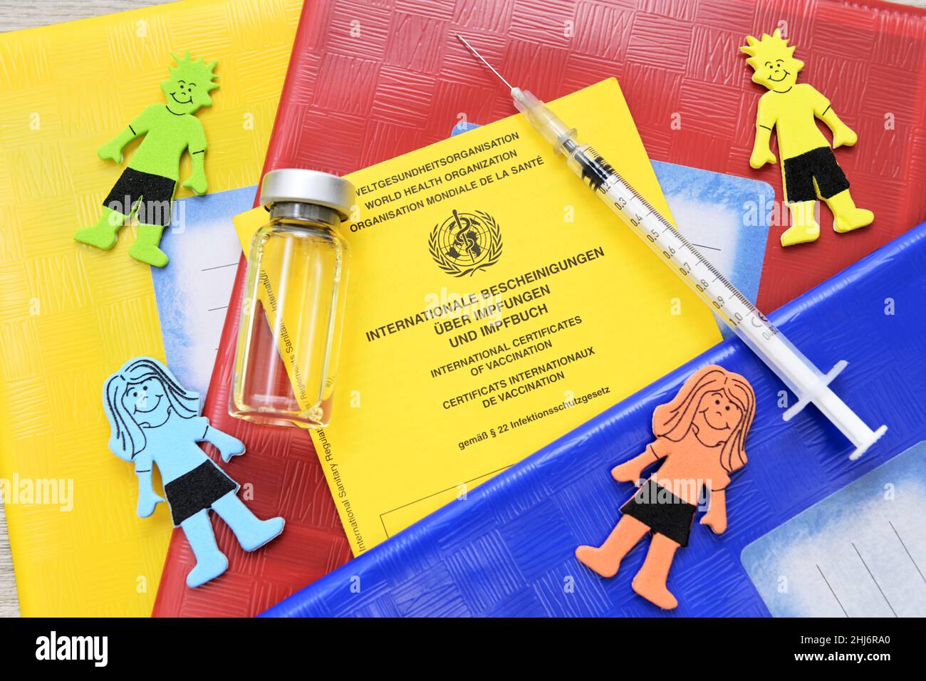 Impfpass, Impfspritze, Impfstoff und Kinderfiguren, Symbolfoto Covid-Impfung für Kinder Stock Photo